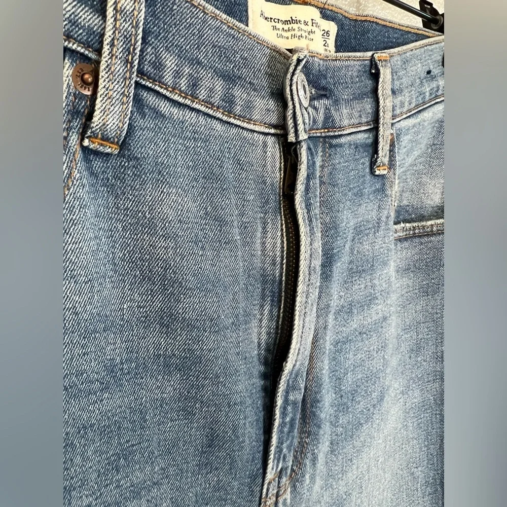 Abercrombie Curve Love Ultra High Rise Ankle Straight Jean Size 2L - Picture 5 of 11